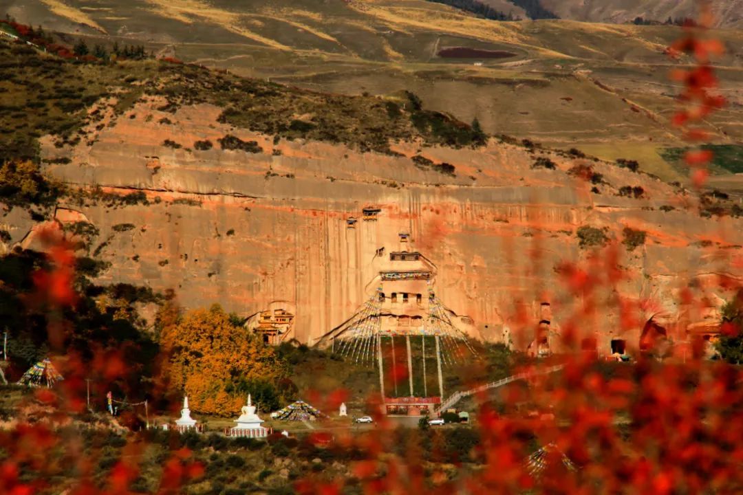 夕阳映古城，甘肃古城街道的凝望瞬间